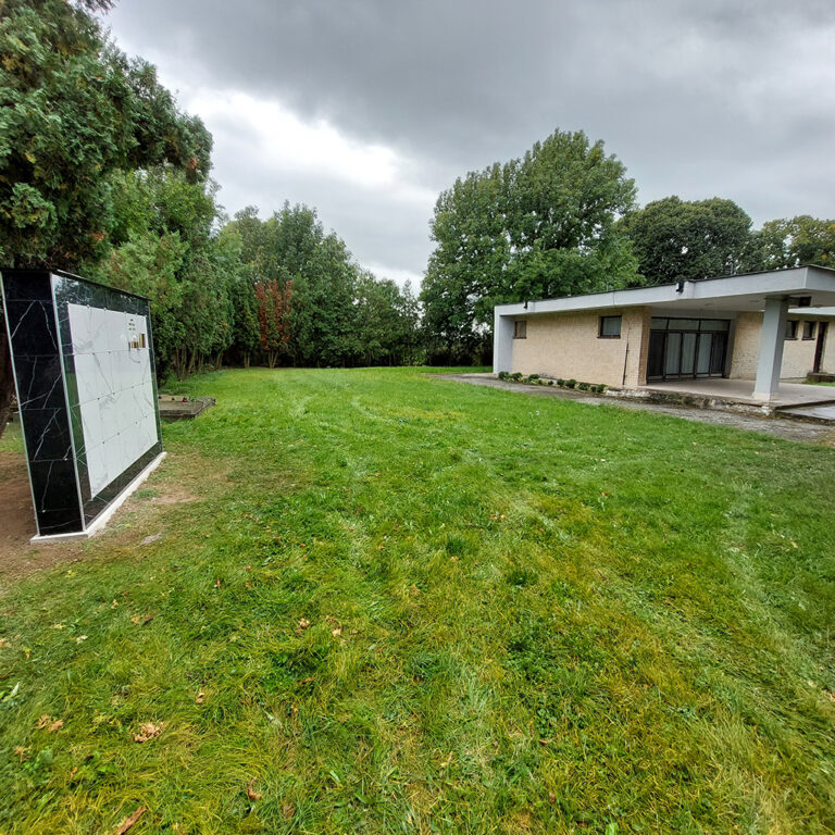 Moderné a upravené pietne miesto priamo v srdci obce – spoľahlivé riešenie pre tichú a dôstojnú spomienku. Estetické prevedenie, ktoré rešpektuje prostredie aj potreby dnešných samospráv.