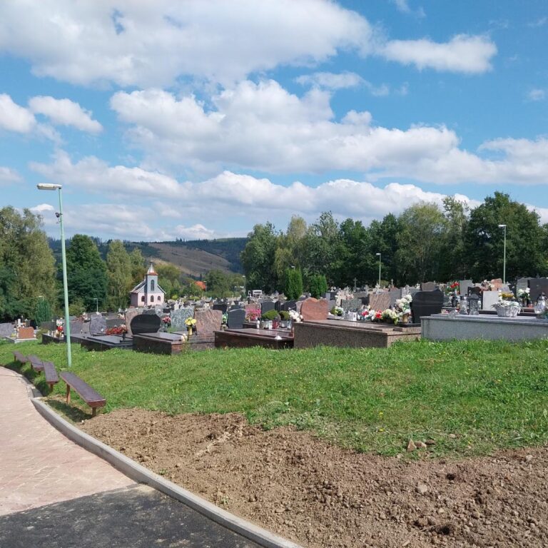 Kolumbárium Raková je moderné riešenie pietneho priestoru, ktoré umožňuje dôstojné uloženie urien a skrášľuje areál cintorína.