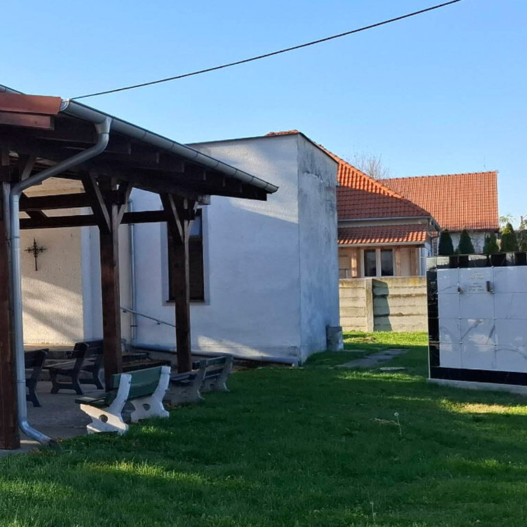 Novovybudované kolumbárium v obci Kráľová nad Váhom s moderným dizajnom