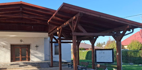 Novovybudované kolumbárium v obci Kráľová nad Váhom s moderným dizajnom