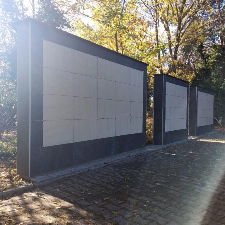 kolumbárium v piešťanoch. kúpeľné mesto na slovensku a na fotke kolumbárium umiestnené na cintoríne na okraji lesa - slovenský výrobca kolumbárií