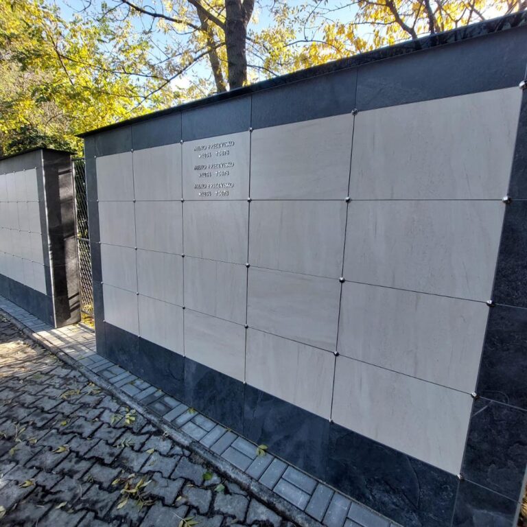 kolumbárium v piešťanoch. kúpeľné mesto na slovensku a na fotke kolumbárium umiestnené na cintoríne na okraji lesa - slovenský výrobca kolumbárií