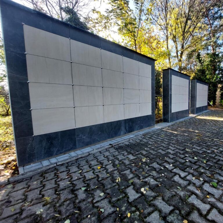 kolumbárium v piešťanoch. kúpeľné mesto na slovensku a na fotke kolumbárium umiestnené na cintoríne na okraji lesa - slovenský výrobca kolumbárií