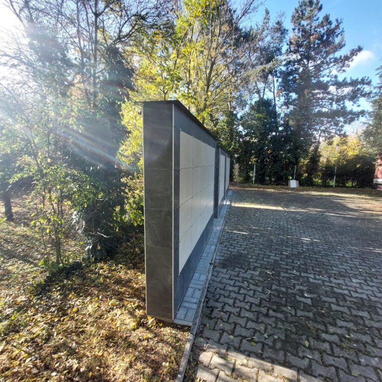 kolumbárium v piešťanoch. kúpeľné mesto na slovensku a na fotke kolumbárium umiestnené na cintoríne na okraji lesa - slovenský výrobca kolumbárií