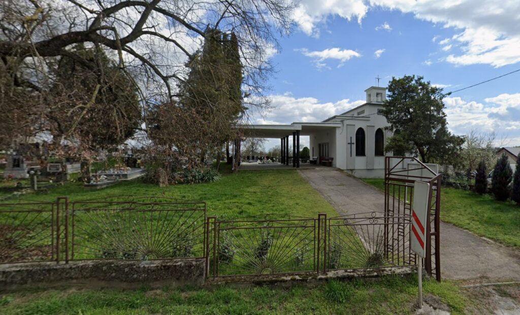 Pohľad na obecný cintorín v Radošine s kolumbáriom