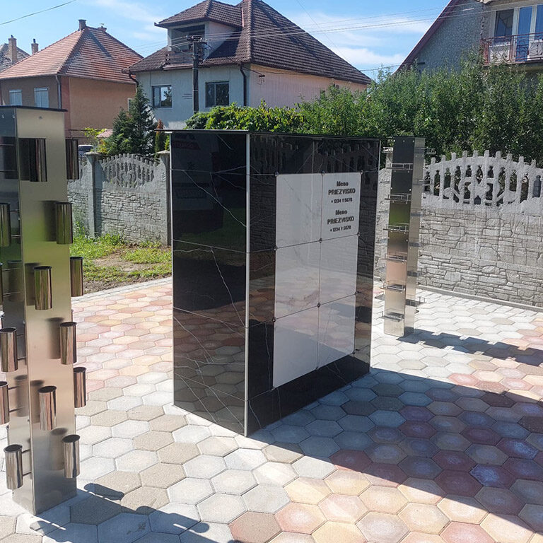 Kolumbárium v obci Malý Krtíš s moderným dizajnom, umiestnené na dláždenej ploche