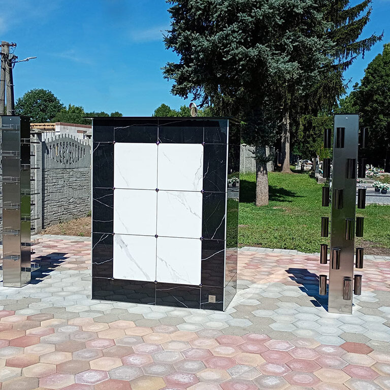 Kolumbárium v obci Malý Krtíš s moderným dizajnom, umiestnené na dláždenej ploche