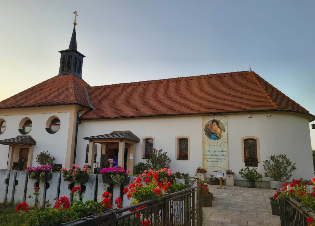 vstup na cintorín v obci velke orviste