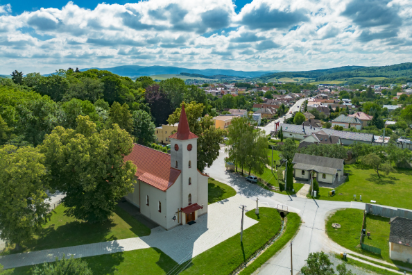cintorín v obci župčany, pohlad na kostol a zeleň okolo neho