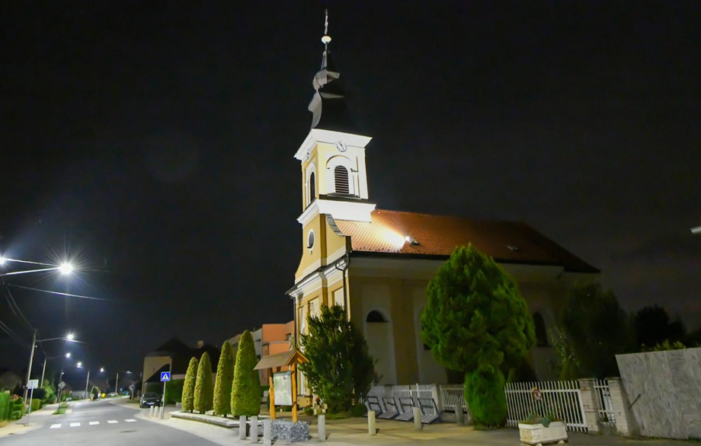 kostol na cintoríne v trebaticiach pri kolumbariu